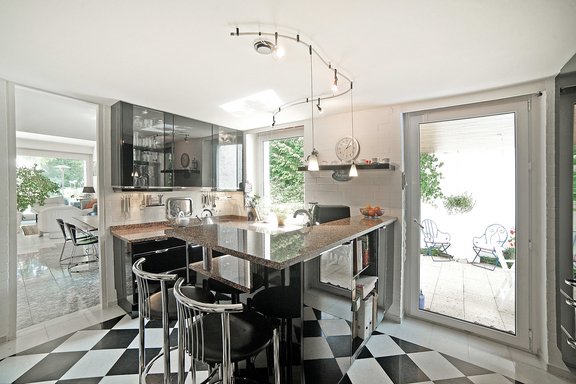 Kitchen with dining counter