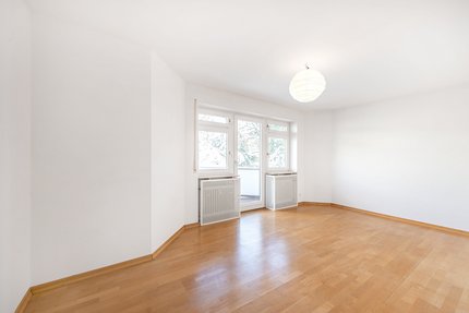 Lichterfülltes Kinder- oder Gästezimmer mit Balkon
