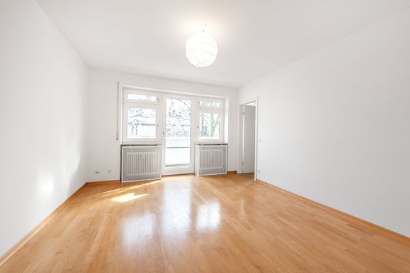 Schlafzimmer mit Bad en suite und Balkonzugang