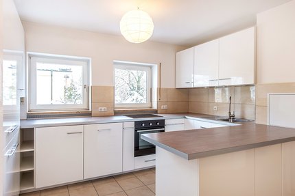 Offen gestaltete moderne Einbauküche