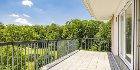 Spacious 4.5-room apartment with light-filled rooms and direct elevator access