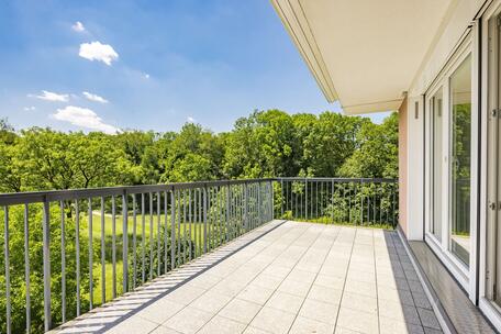 Spacious 4.5-room apartment with light-filled rooms and direct elevator access