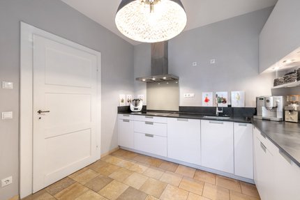 Timeless fitted kitchen with brand-name appliances