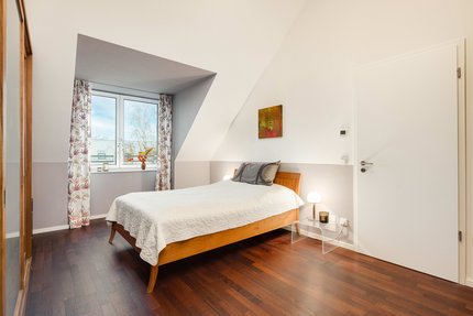 Bedroom with bathroom en suite