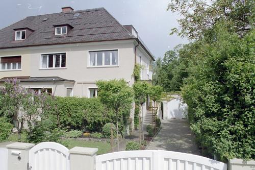 Großzügige helle Villenhälfte von 1935