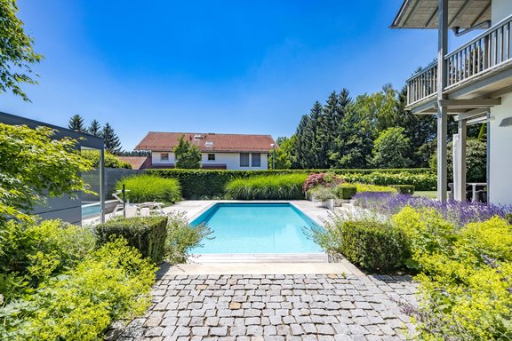 Outdoor pool with counter current