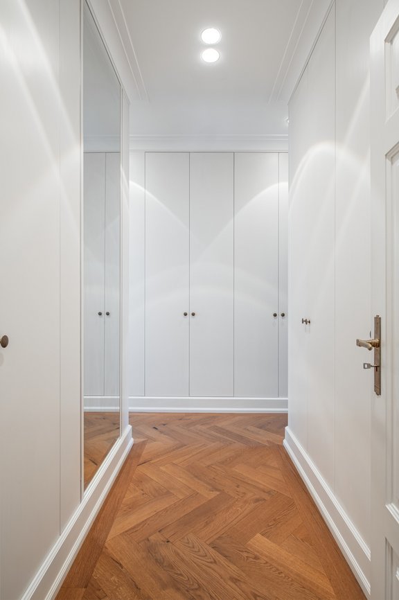 Ankleide mit hochwertigen Schreinereinbauten