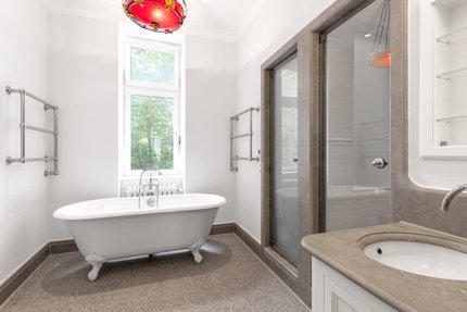 Masterbadezimmer mit Natursteinelementen