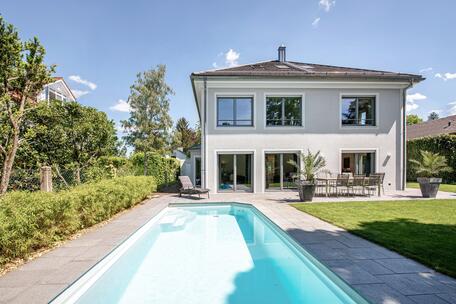 Spacious villa with a solar-heated pool and a southwest-facing garden