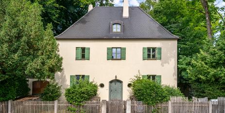 Old villa with commercial space on a park-like plot