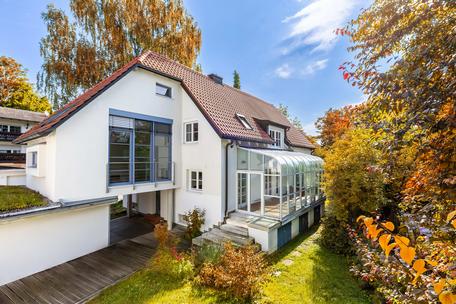 Spacious detached house with individual charm in an idyllic, central location