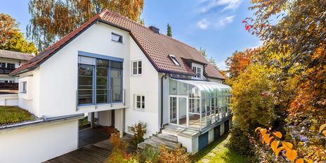 Spacious detached house with individual charm in an idyllic, central location