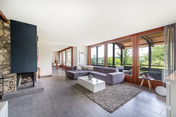 Sunny living area with open fireplace