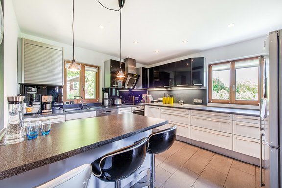 Attractive fitted kitchen with dining counter