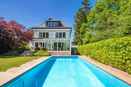 Spacious family home with spa area, dream garden and pool in villa location