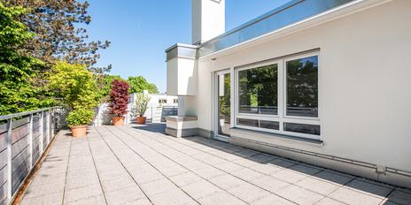 Spacious penthouse with fantastic roof terrace in top location Herzogpark