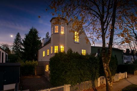 Spacious living: detached house with dream garden for redesign