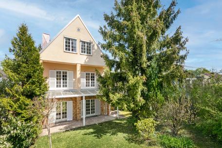 Spacious Living: Single-Family Home with a Dream Garden Ready for a Makeover