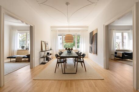 Spacious living in the heart of Schwabing: A stylish historic building with 6 rooms and a balcony overlooking a quiet courtyard