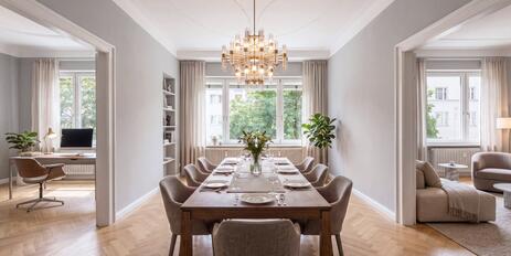 Spacious living in the heart of Schwabing: A stylish historic building with 6 rooms and a balcony overlooking a quiet courtyard