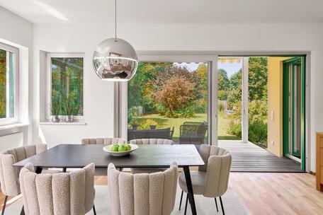 Green feel-good ambience: Stylish family home with dream garden in a good location