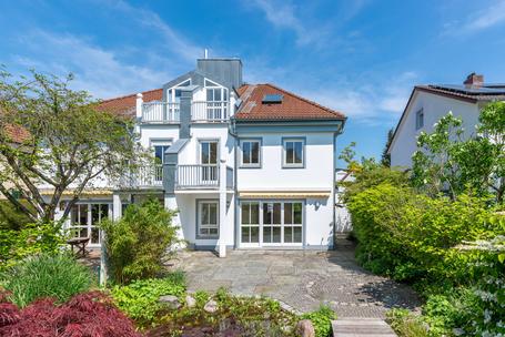 Haushälfte mit 3 Schlafzimmern und sonnigem Traumgarten