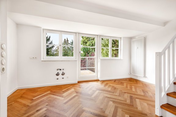 Living and dining area with access to the roof terrace