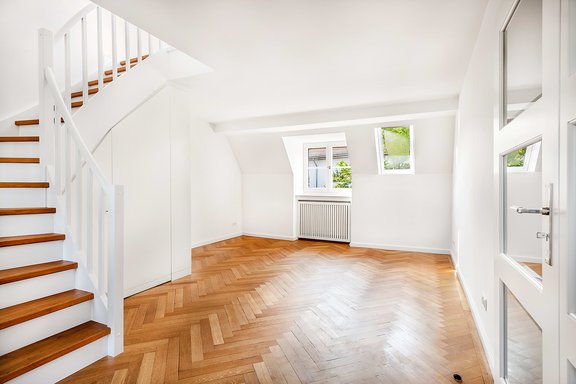 Living and dining area with staircase to DG 2