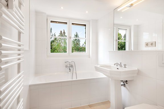 Bathroom with tub in DG 1