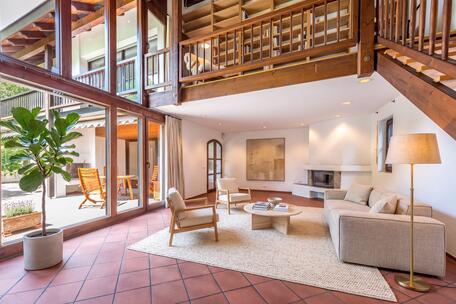 Bright architect-designed home with a south-facing garden in a quiet neighborhood