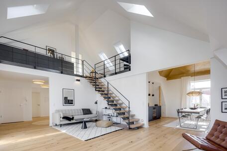 Brightness. Coziness. A design highlight. Penthouse apartment near the Isar