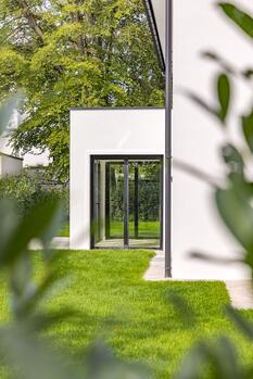 Bodentiefe Fenster und lichtdurchflutete Räumlichkeiten