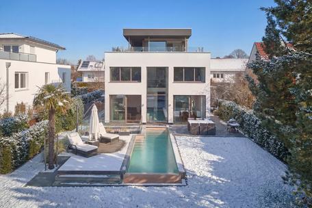 Outstanding design in Bauhaus style: Exclusive family villa from 2017 with pool, heat pump and PV