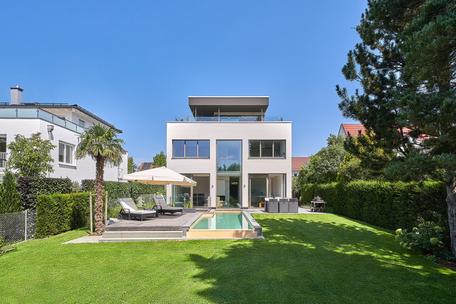 Outstanding design in Bauhaus style: Exclusive family villa from 2017 with pool, heat pump and PV