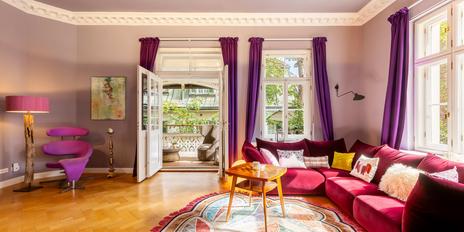 Stately 5-room old building apartment in listed city palace