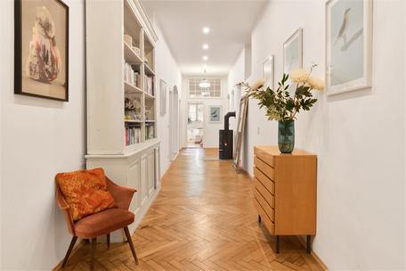 Family-friendly bel étage apartment measuring over 204 m² with old-building charm and two balconies