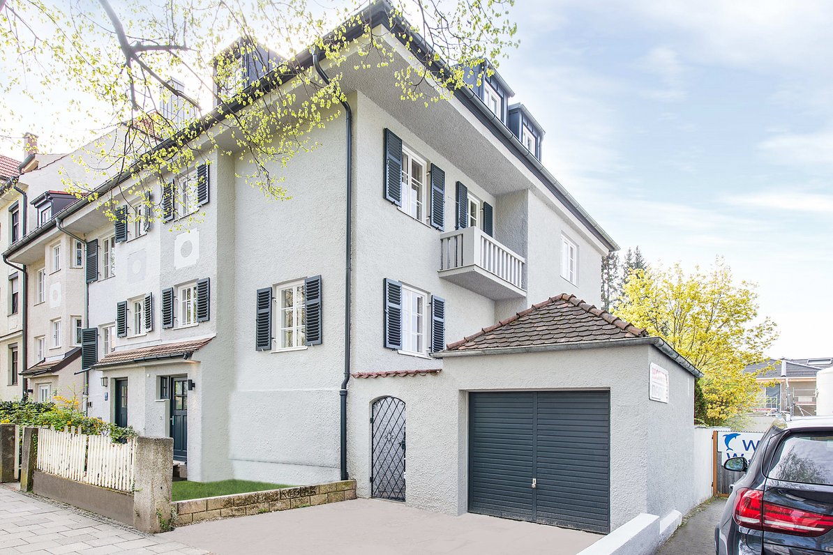 House view with garage