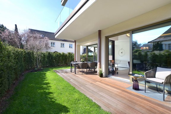 The charming private garden frames the apartment on two sides