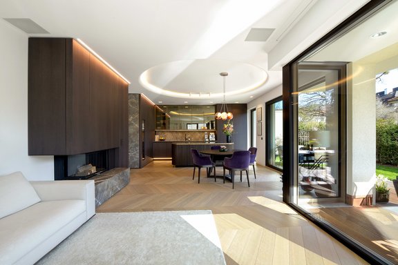 The custom-made cooking counter marks the transition to the dining area