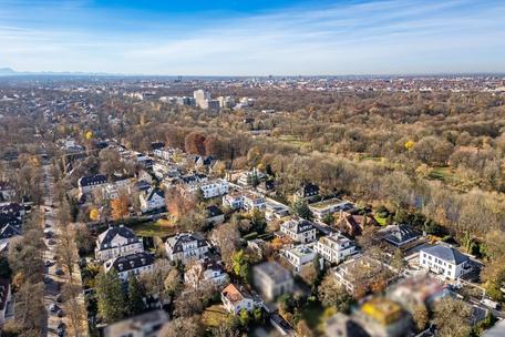 High-end location in Herzogpark: Privately set-back building plot with preliminary approval for villa