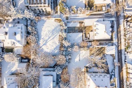 High-end location in Herzogpark: Privately set-back building plot with preliminary approval for villa