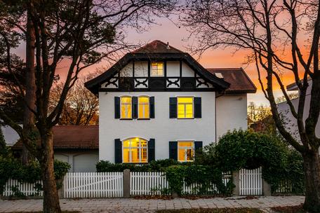 Jewel of a villa from 1898 with a family-friendly layout and captivating charm