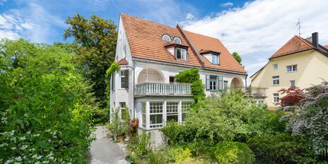 A charming semi-detached villa from 1902 with historic charm and a garden paradise