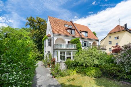 A charming half-villa from 1902 with historic charm and a garden paradise