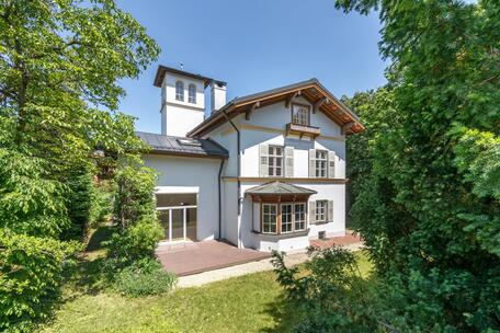 A historic, landmark-protected villa in a unique location in Nymphenburg