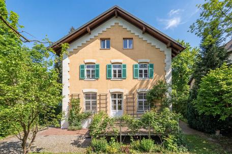 Historic villa with charming flair and ample space in a quiet location