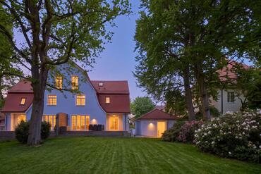 Historic charm meets modern comfort: A renovated half-house with a dream garden