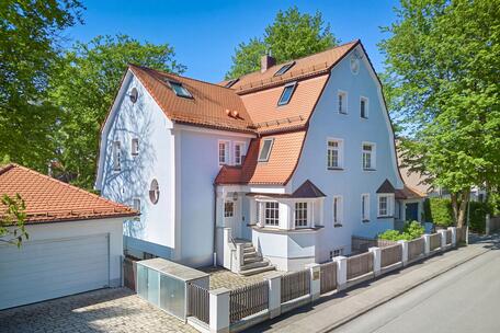 Historic charm meets modern comfort: A renovated half-house with a dream garden