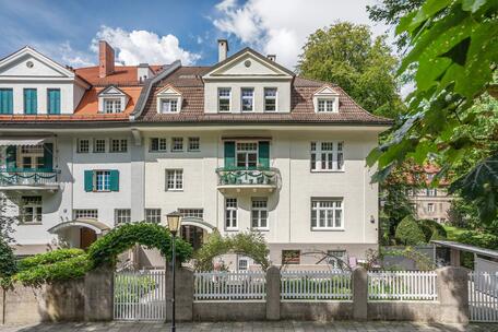 Historic Beletage: Spacious 5-room apartment with an east-facing balcony right next to Herzogpark