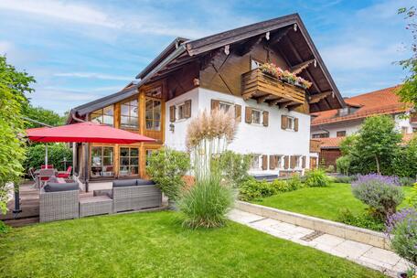 Historic farmhouse with a separate practice space and the option to convert it into a spacious home